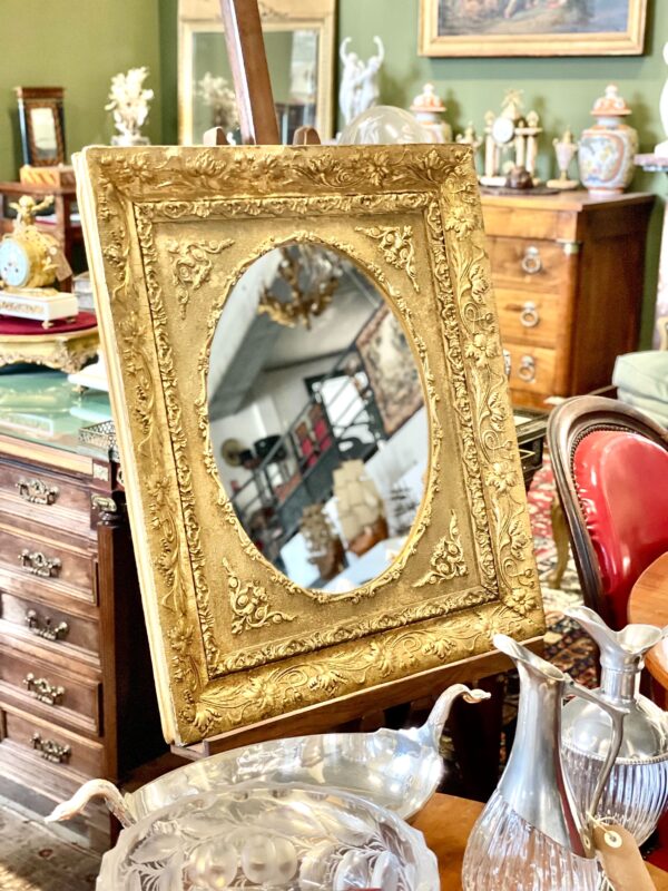 Wall Médaillon Mirror with Golden Ornate Floral Frame