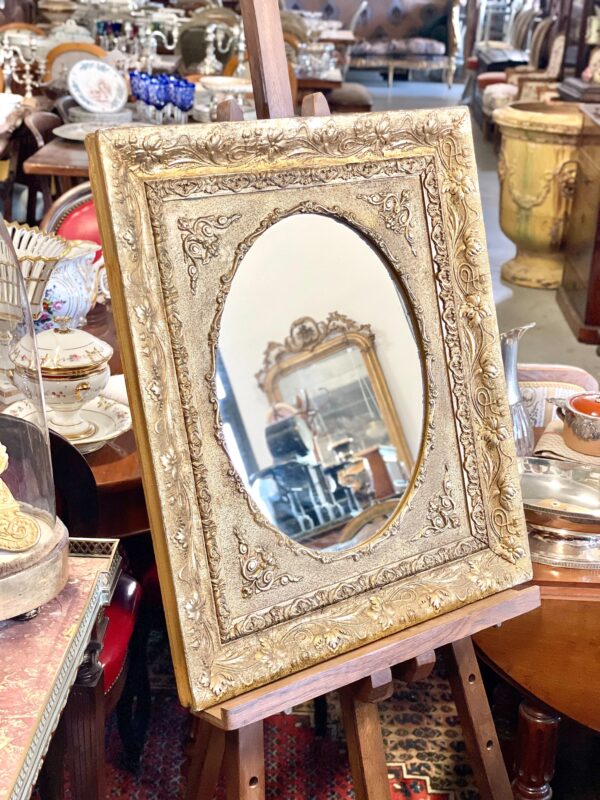 Wall Médaillon Mirror with Golden Ornate Floral Frame