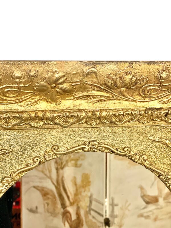 Wall Médaillon Mirror with Golden Ornate Floral Frame